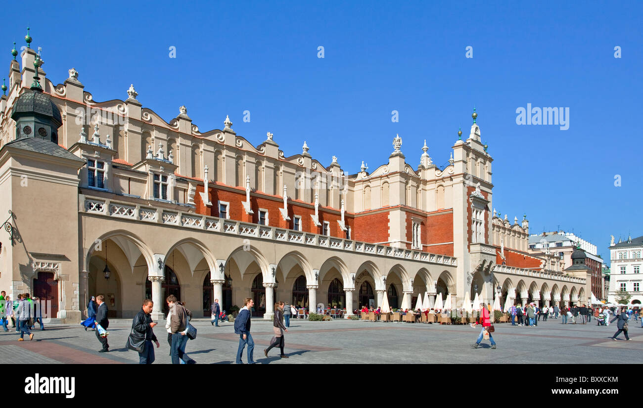 People visit market square hi-res stock photography and images - Alamy