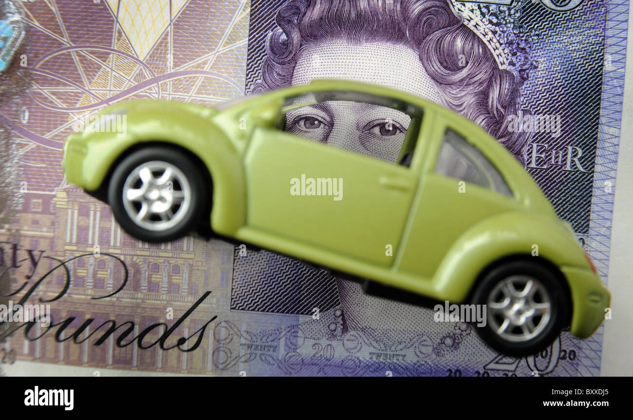 CAR WITH BRITISH TWENTY POUND £20 NOTE SHOWING QUEENS HEAD RE MOTORING FUEL RUNNING  REPAIR INSURANCE COSTS UK Stock Photo