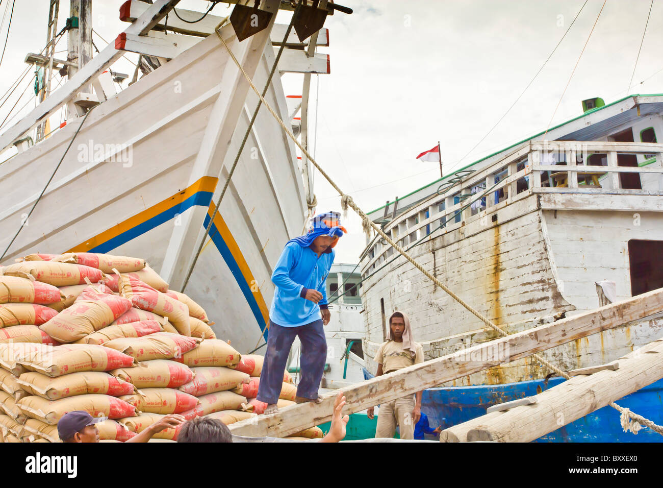 People Loading Ships Laborers loading old ship in Jakarta Stock Photo - Alamy