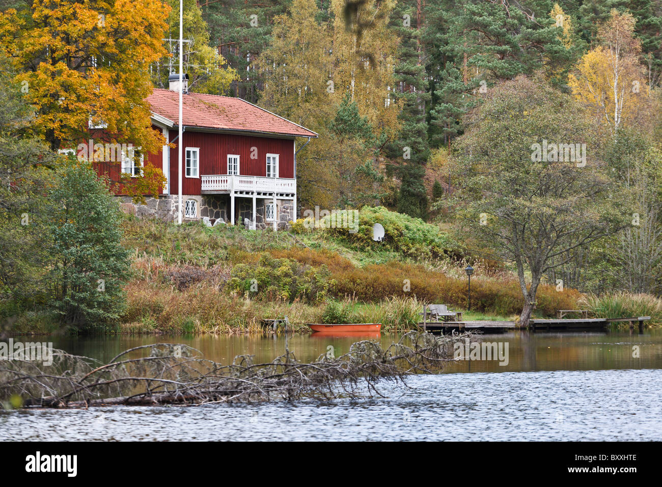 Red house in forest lake hi-res stock photography and images - Alamy