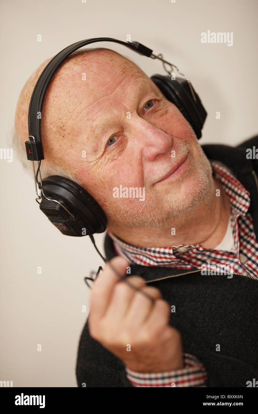 DEU,  110107, man with earphone [ Copyright (c) : Gerhard Leber - Stock Photo