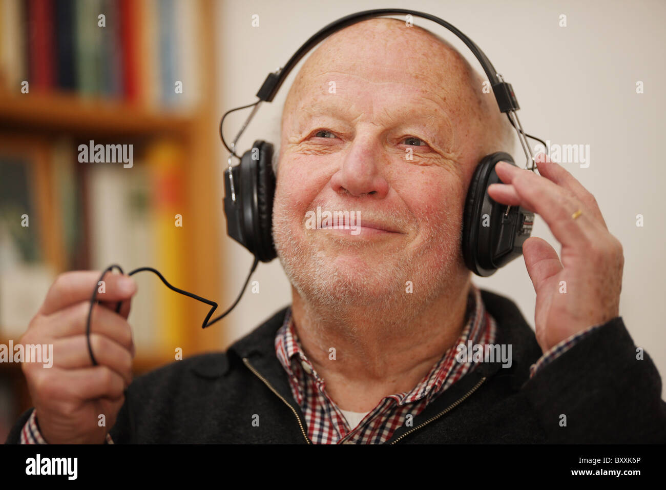 DEU,  110107, man with earphone [ Copyright (c) : Gerhard Leber - Stock Photo