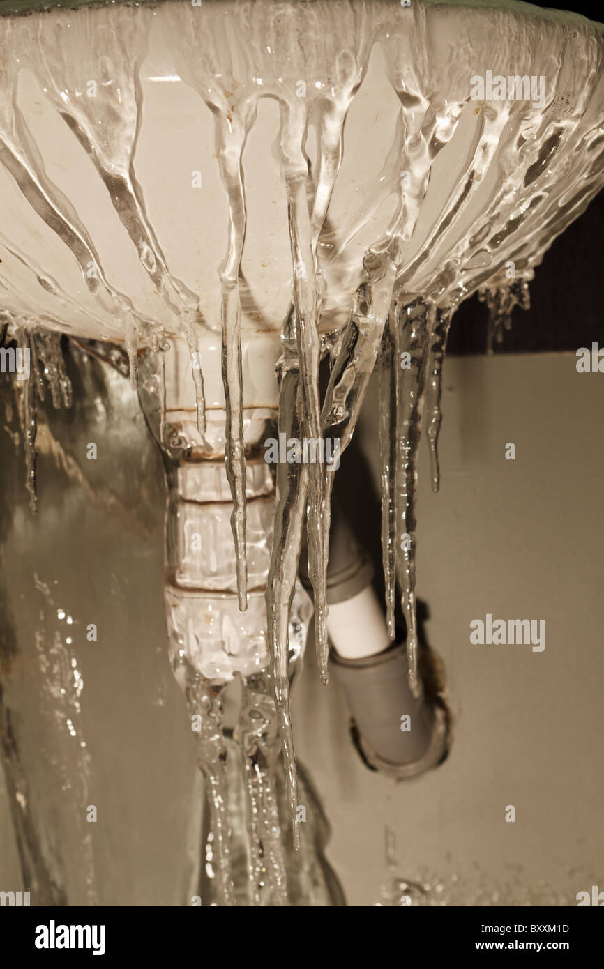 Frozen pipe sink hires stock photography and images Alamy