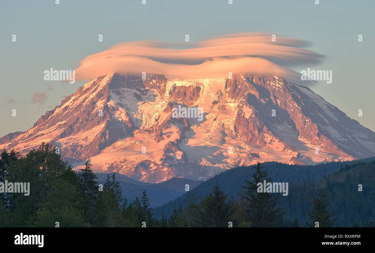 Mount rainier lenticular cloud hi-res stock photography and images - Alamy