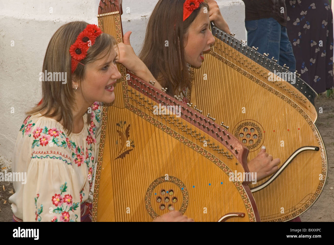 UKRAINE, Novaja Kahovka, girls in traditional dress playing a bandura Stock Photo