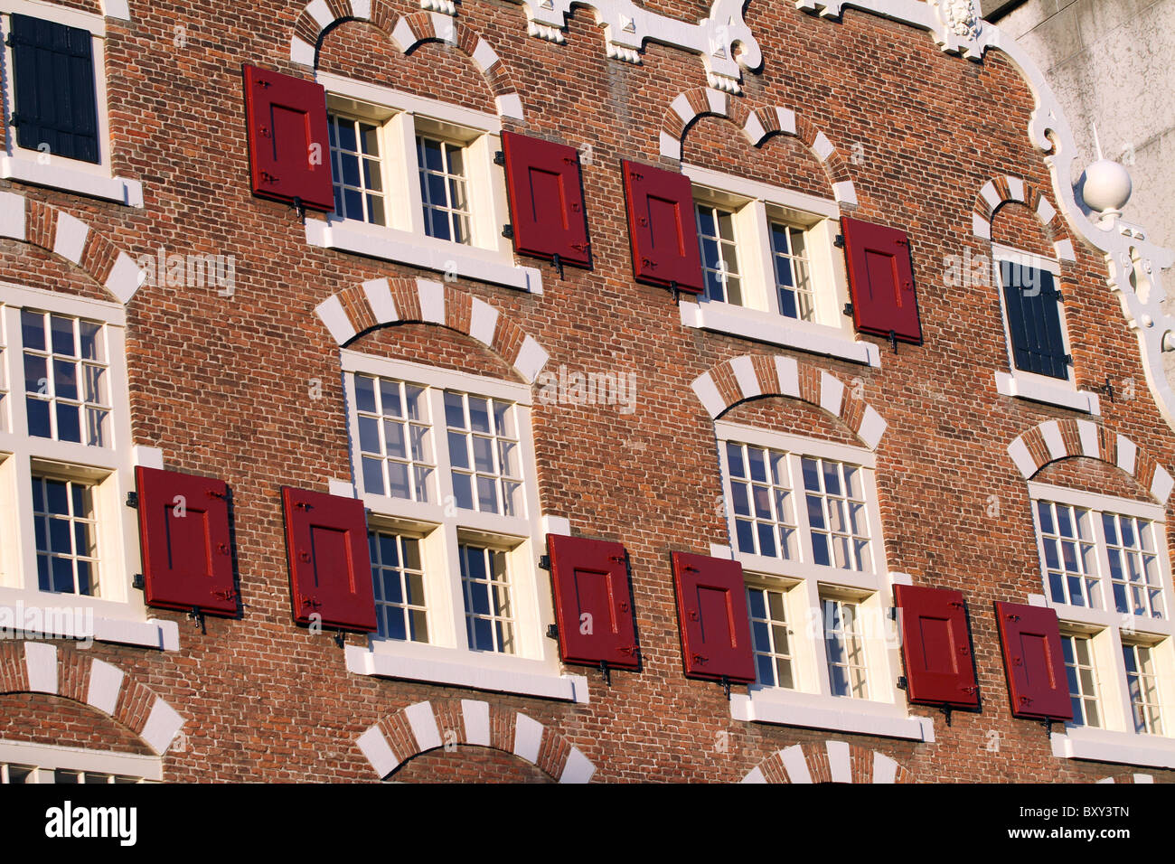 windows-with-shutters-in-amsterdam-holland-BXY3TN.jpg