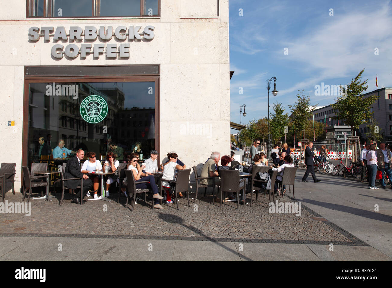 Starbucks Coffee At The Brandenburg Gate Brandenburger Tor In Stock Photo Alamy