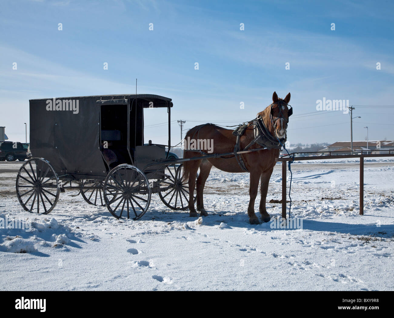 An Amish horse and buggy wait outside an Iowa Welcome Center. The Amish displays and sells many handmade crafts in Iowa, USA. Stock Photo