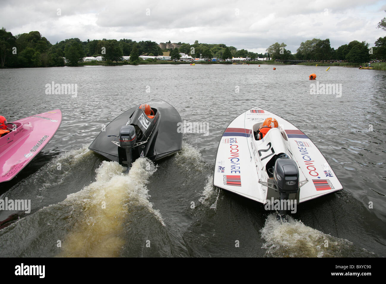 Cholmondeley Castle Gardens. Powerboat racing on the mere at Cholmondeley Castle Pageant of Power. Stock Photo