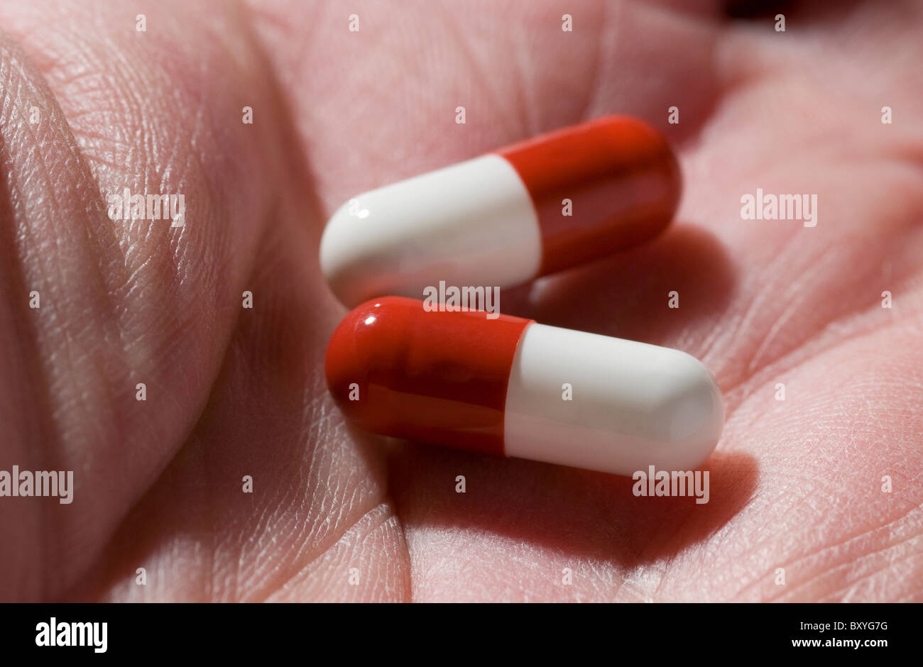 hand holding paracetamol capsules Stock Photo