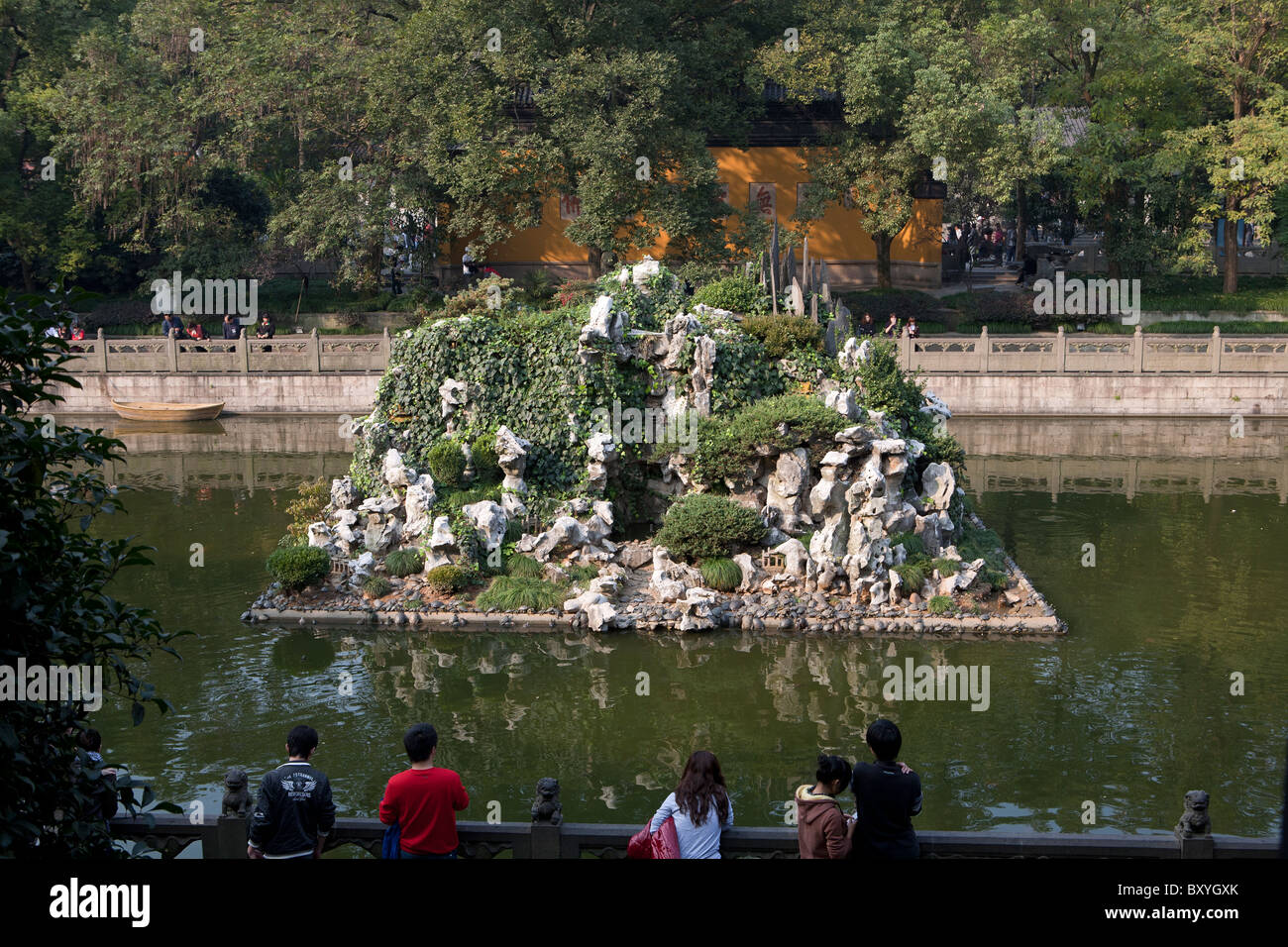 People looking at Turtle Pond near the West Lake in Hangzhou Stock Photo