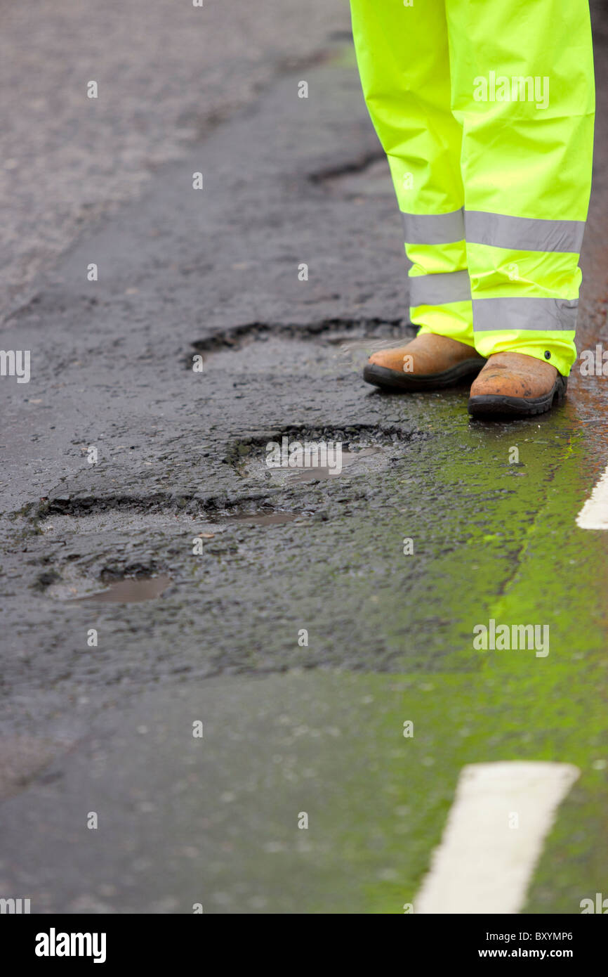 Edinburgh's Melville Drive - UK - Scotland - 10 January 2010. EDINBURGH COUNCIL GETS TO WORK ON PERMANENT POTHOLE REPAIRS. Stock Photo