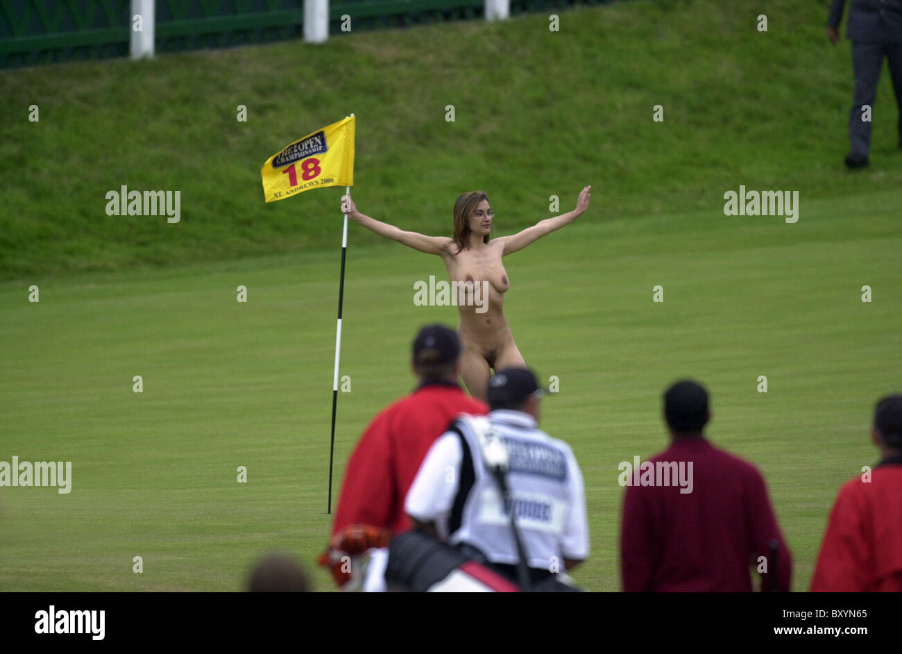 Female streaker poses on the 18th green at St Andrews as Tiger Woods  approaches (burgundy top) at British Open Championship 2000 Stock Photo -  Alamy