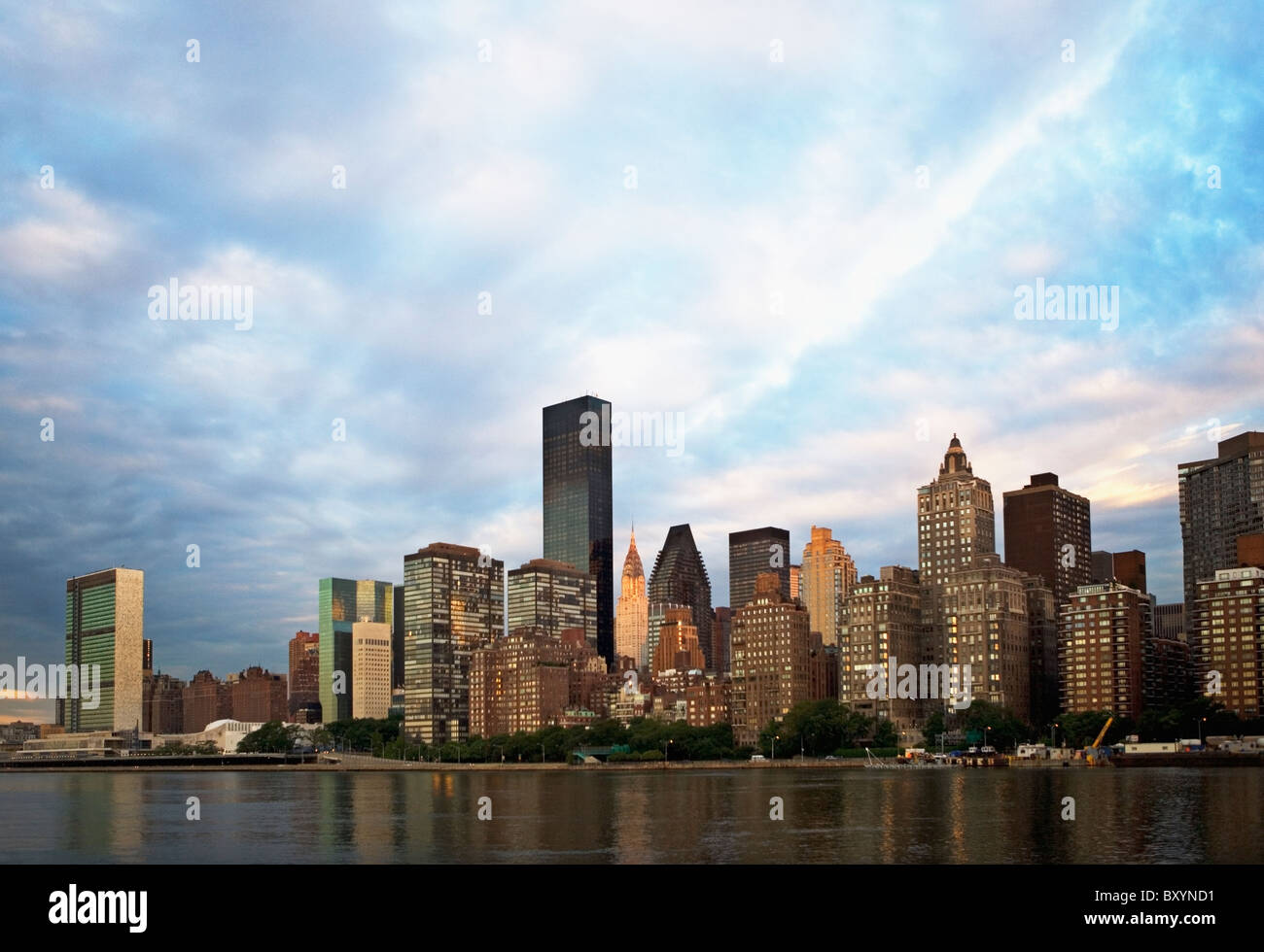 Manhattan skyline east river hi-res stock photography and images - Alamy