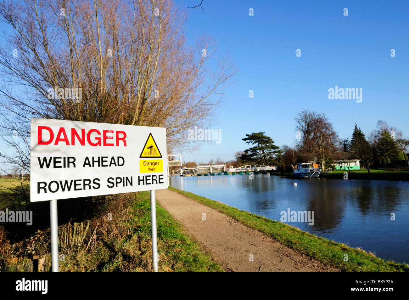 Danger Weir Ahead Rowers Spin here warning sign, Baitsbite Lock on the River Cam at Milton, Cambridge, England, UK Stock Photo