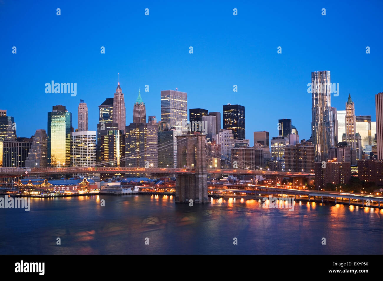 Brooklyn Bridge and Manhattan skyline at dusk Stock Photo - Alamy