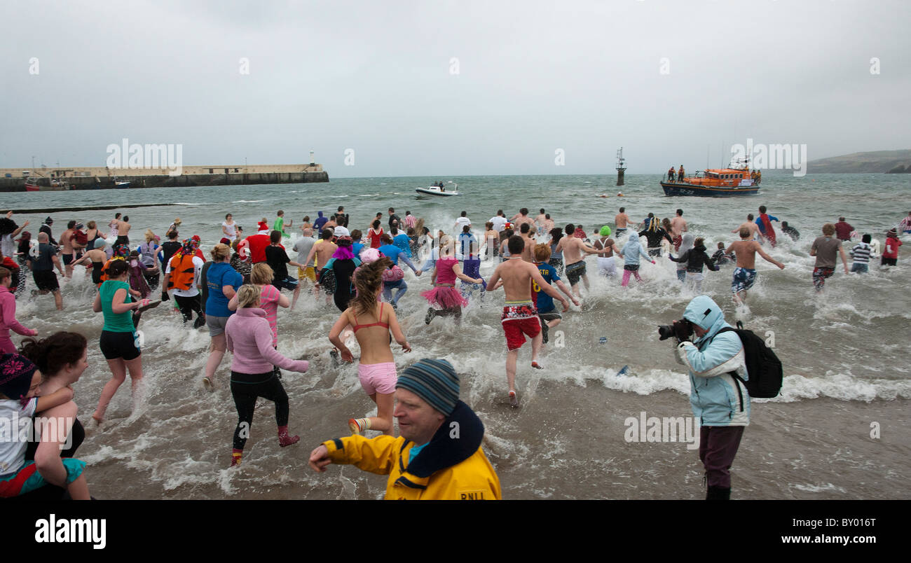 Hundreds of people run into the sea for annual new years day dip at Peel, Isle of Man Stock Photo