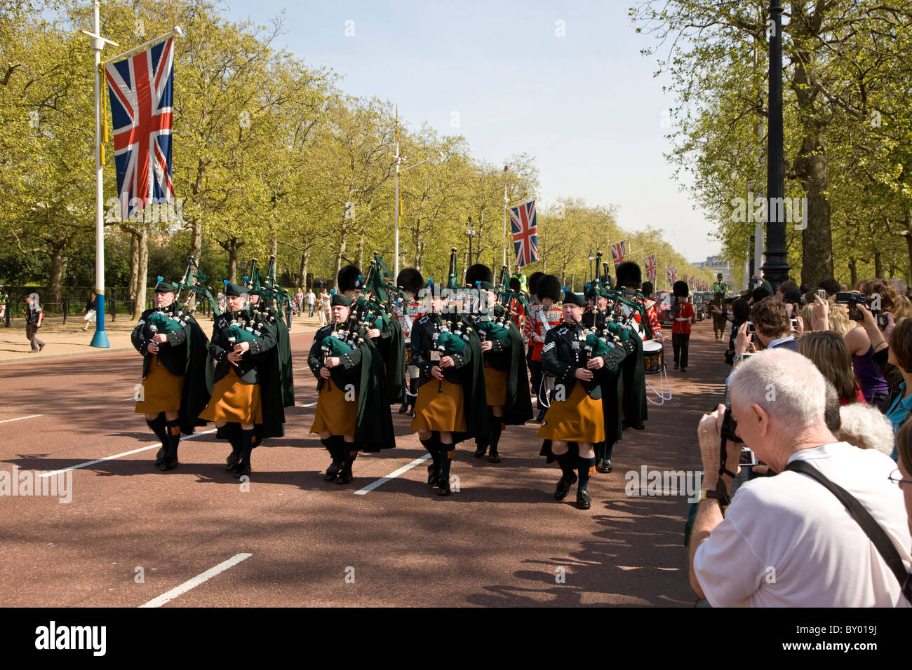 Irish Guards marching along the Mall towards Buckingham Palace for the Changing of the Guards Stock Photo