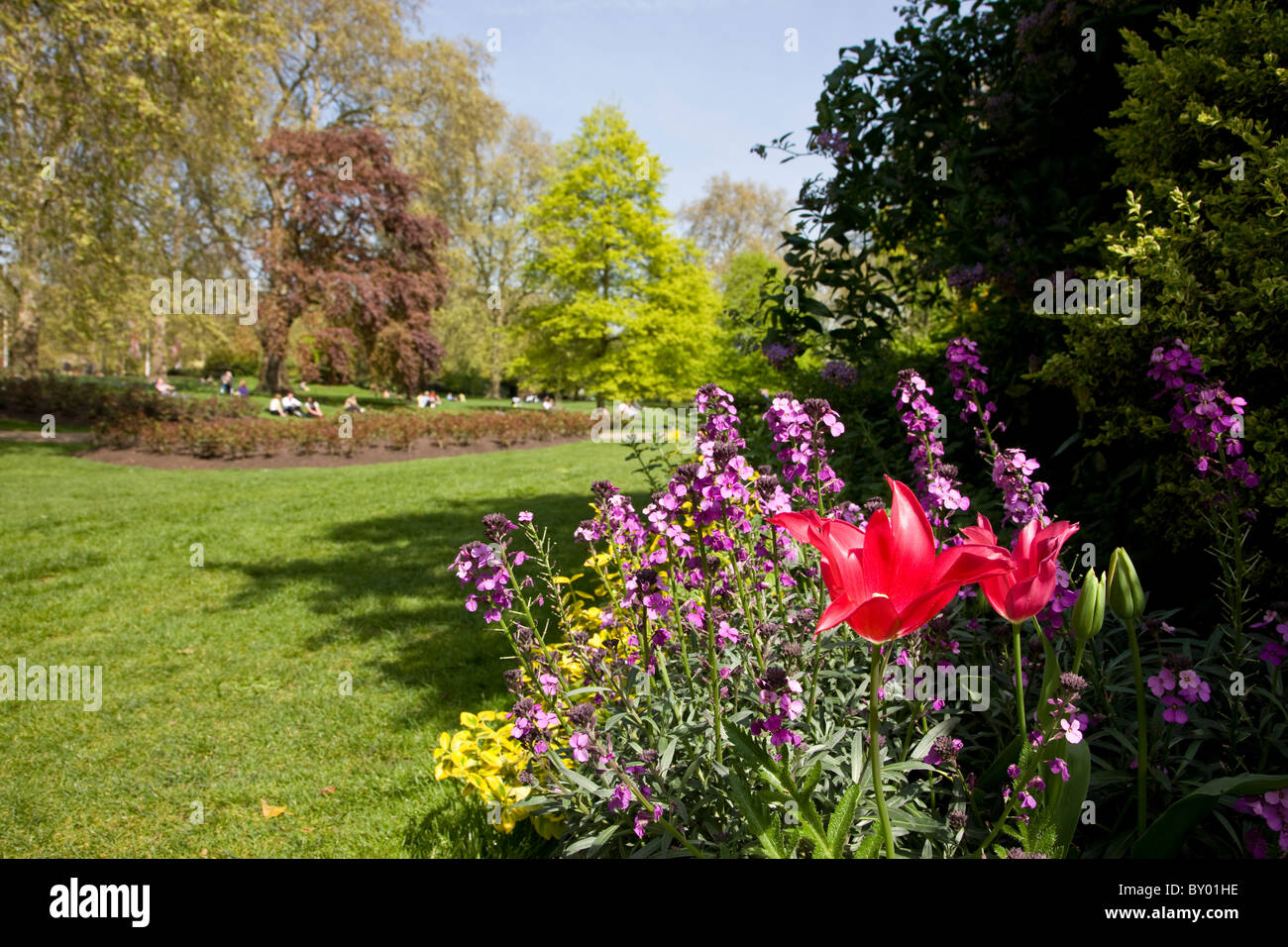 People visit green park hi-res stock photography and images - Alamy