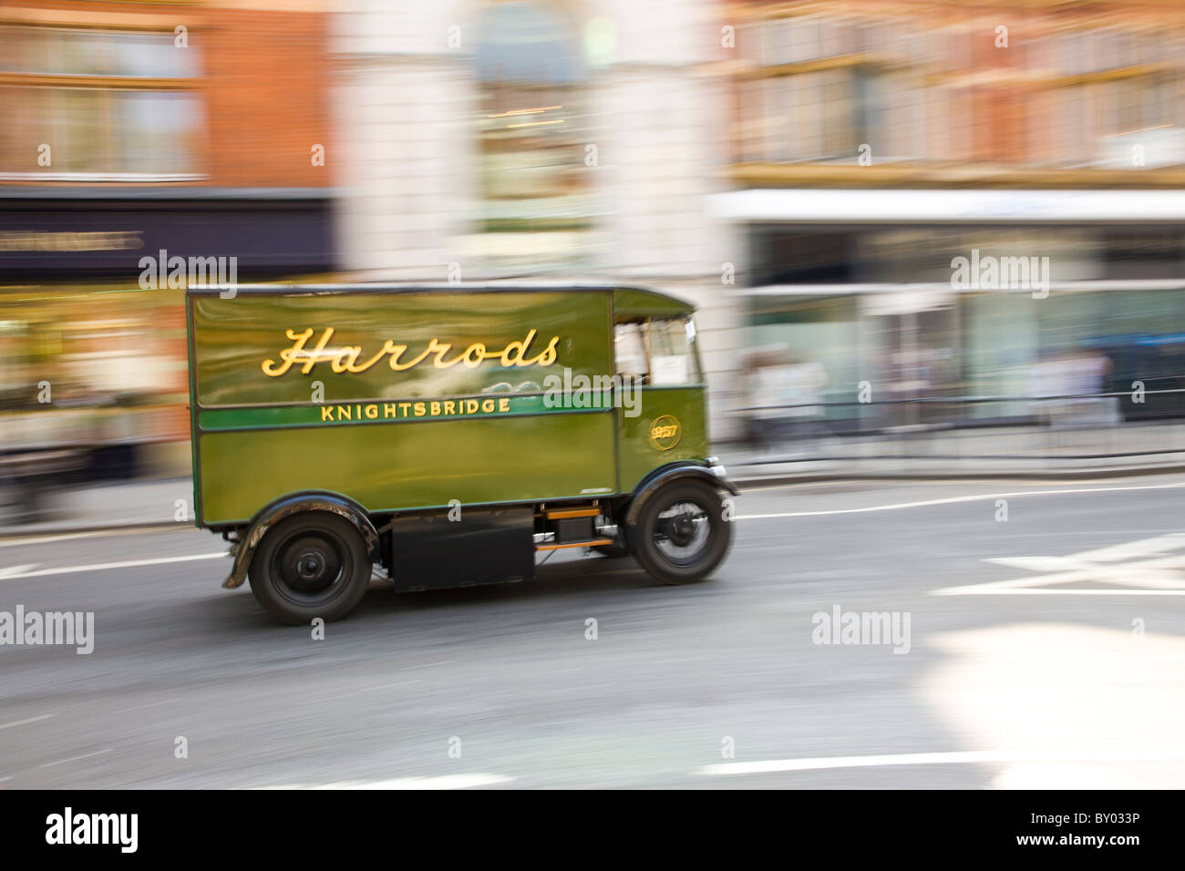 Harrods delivery van rushing through Sloane Square Stock Photo Alamy