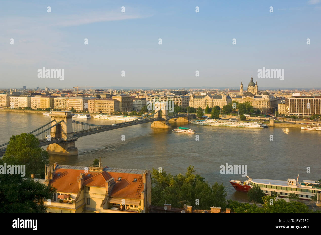 The 'chain bridge' Szechenyi Lanchid over the river Danube in the foreground, Budapest, Hungary, Europe, EU Stock Photo