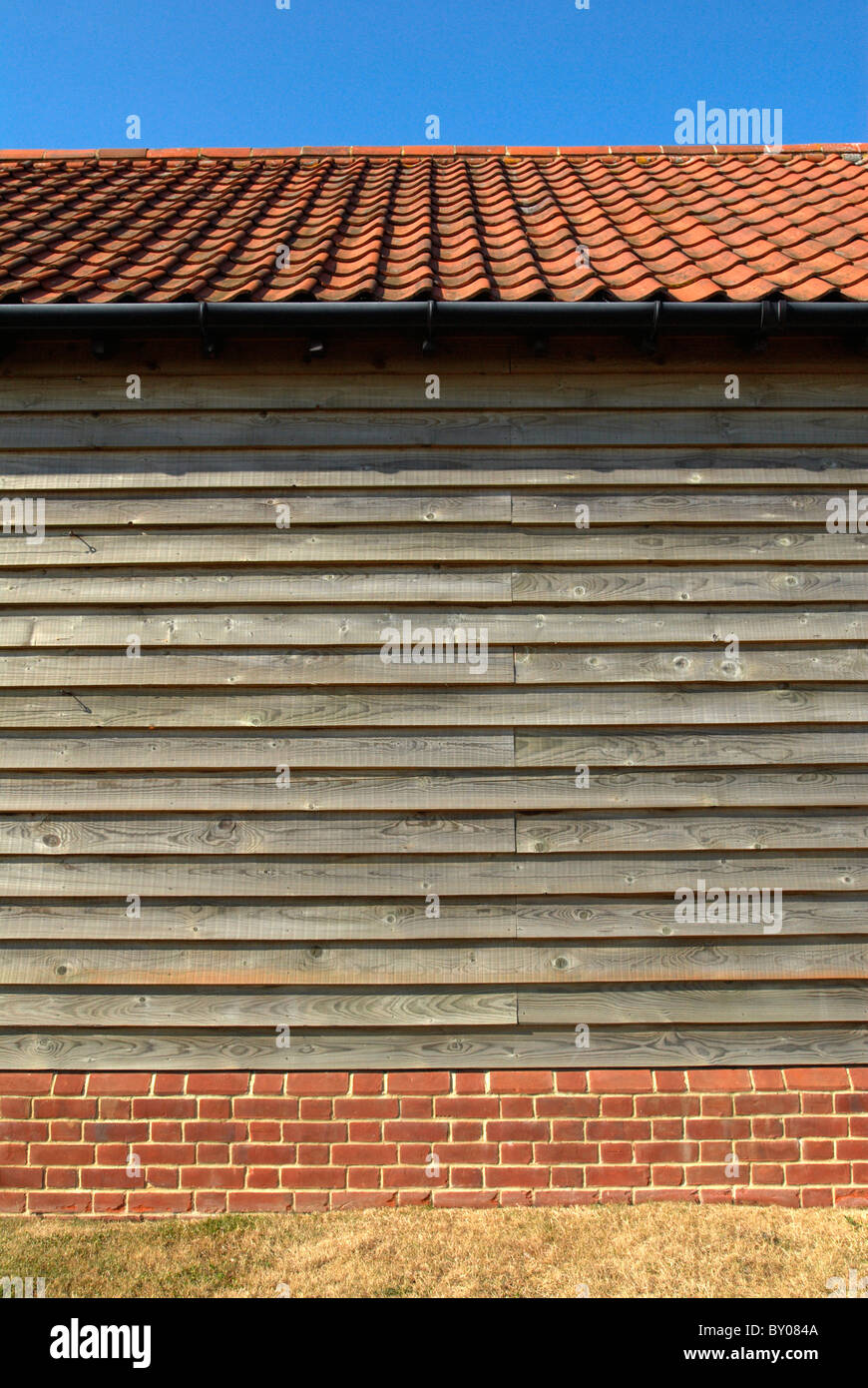 Timber Cladding Bulging Timber cladding on building Stock Photo - Alamy