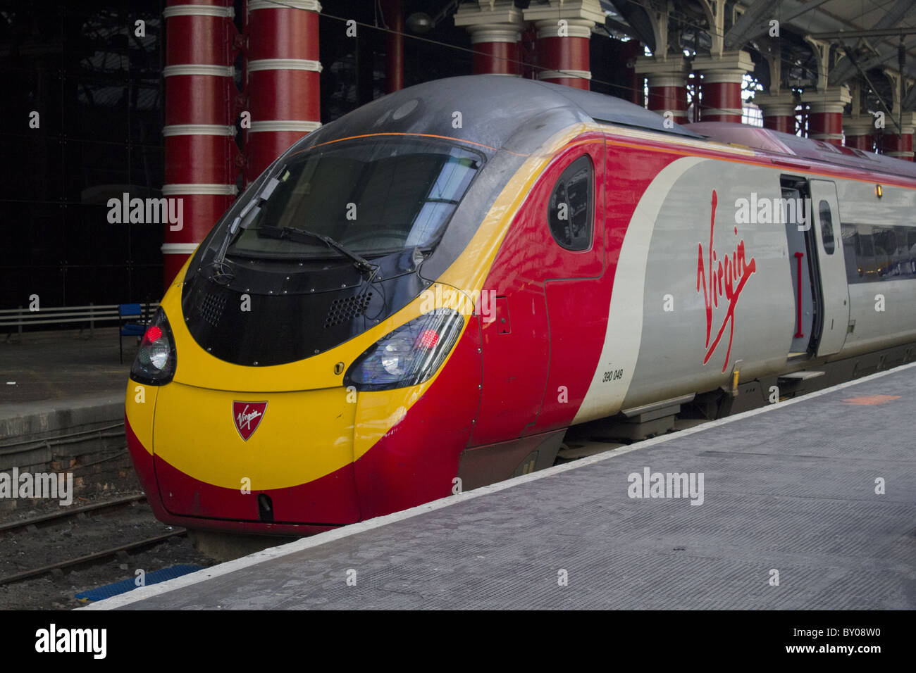 Virgin train at Liverpool Lime St Station Stock Photo