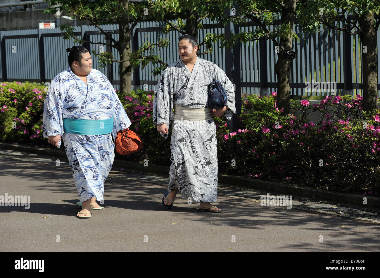 Two Sumo wrestlers leaving the tournament, Grand Sumo Tournament May 2010, Ryogoku Kokugikan, Tokyo, Japan Stock Photo