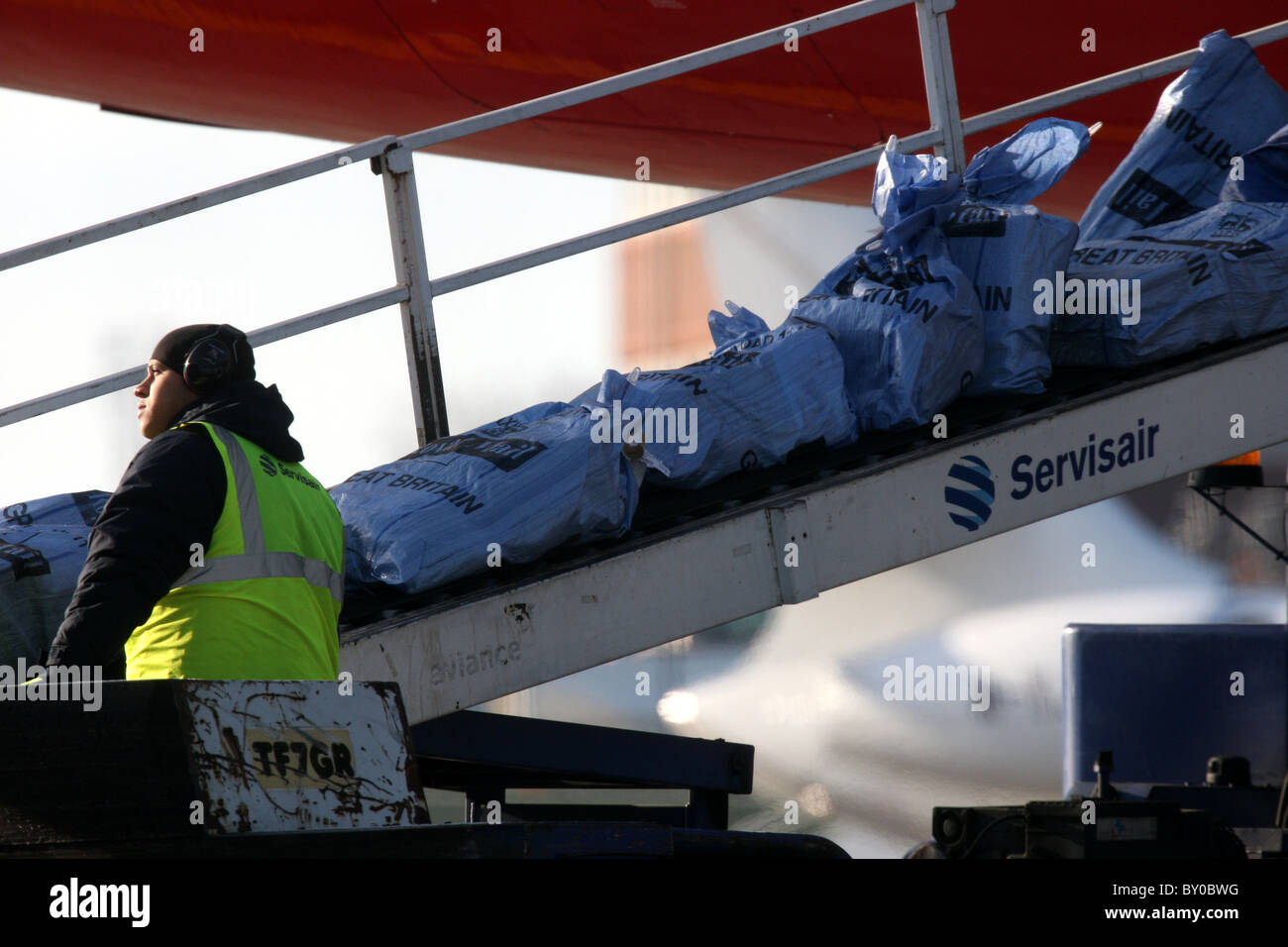 Luggage being loaded plane hires stock photography and images Alamy