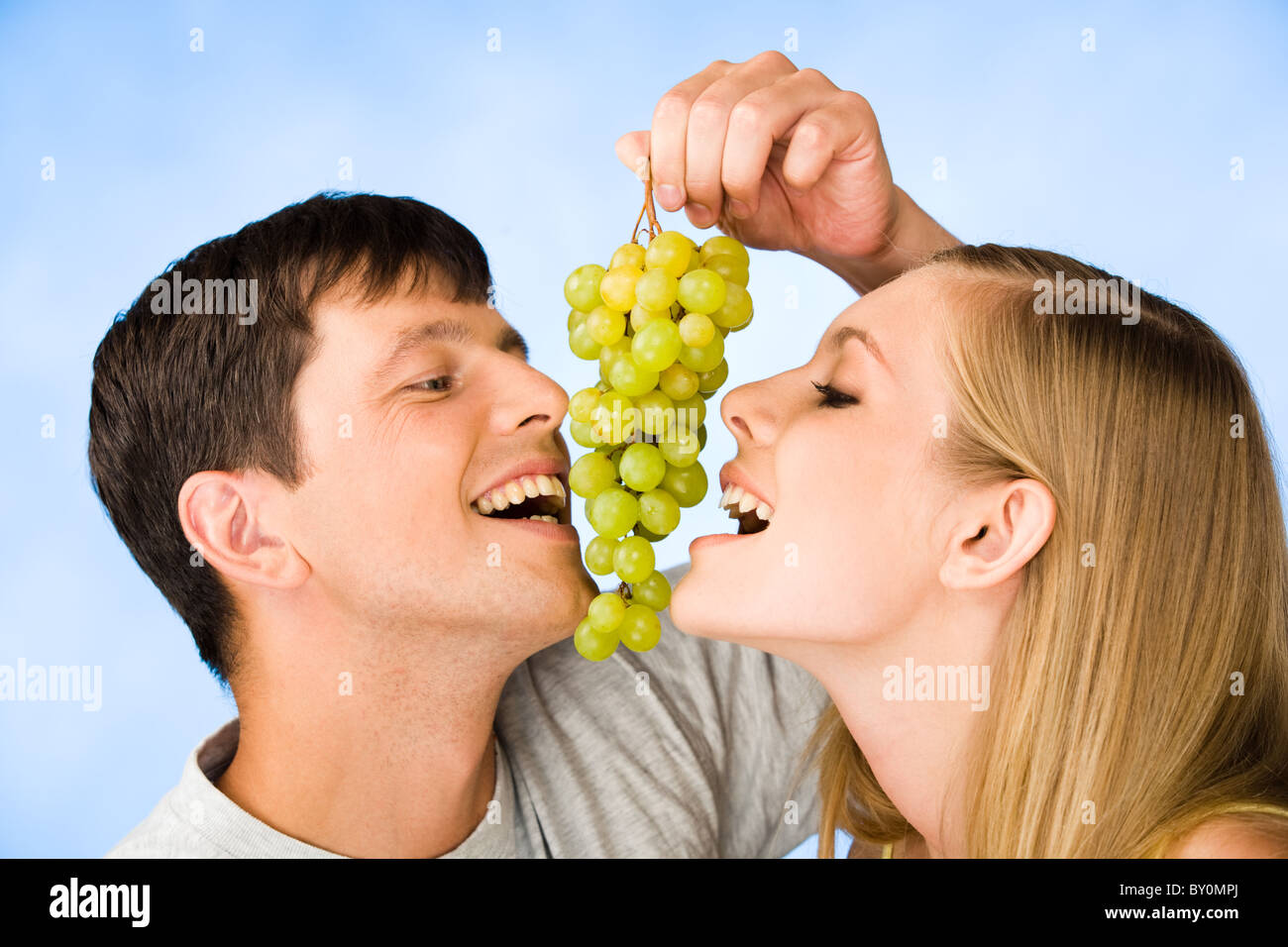 Девушка есть виноград. Девушка ест виноград. Парень с фруктами. Кушать виноград. Парень и девушка едят фрукты.