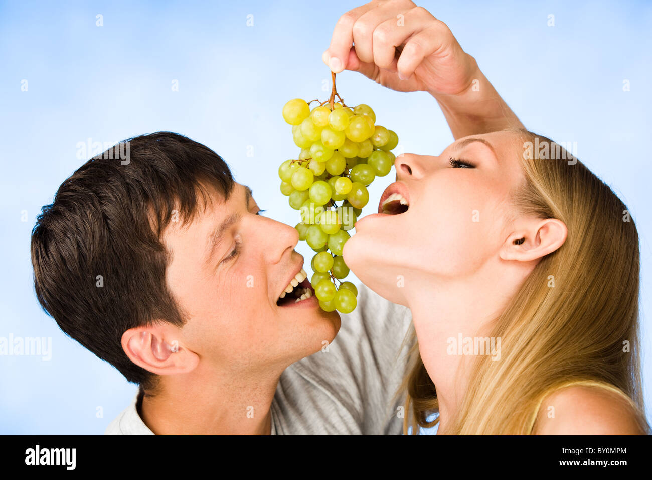 Девушка есть виноград. Человек виноград. Человек ест виноград. Парень с виноградом. Фотосессия мужчин с виноградом.