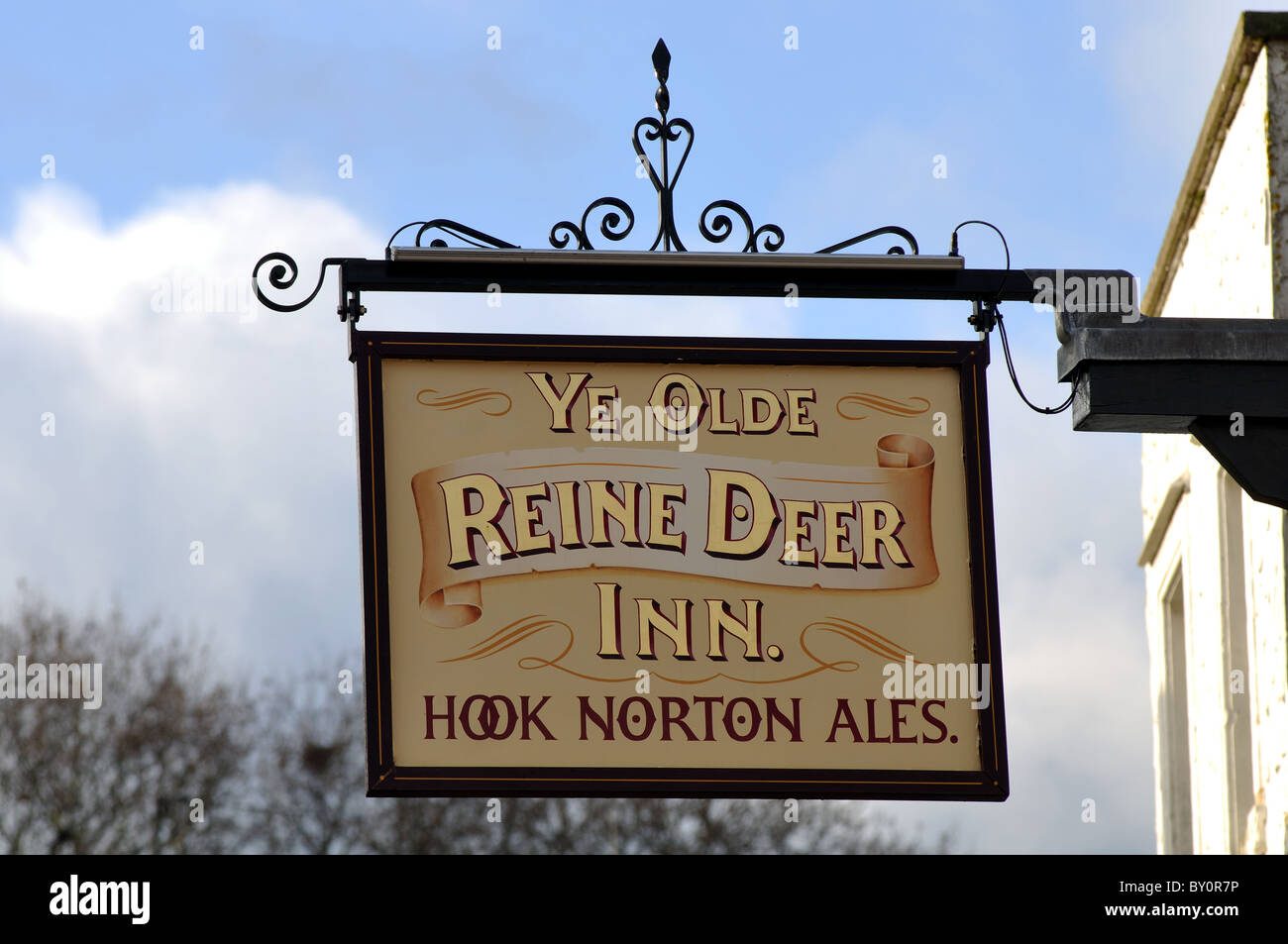 Ye olde inn sign hi-res stock photography and images - Alamy