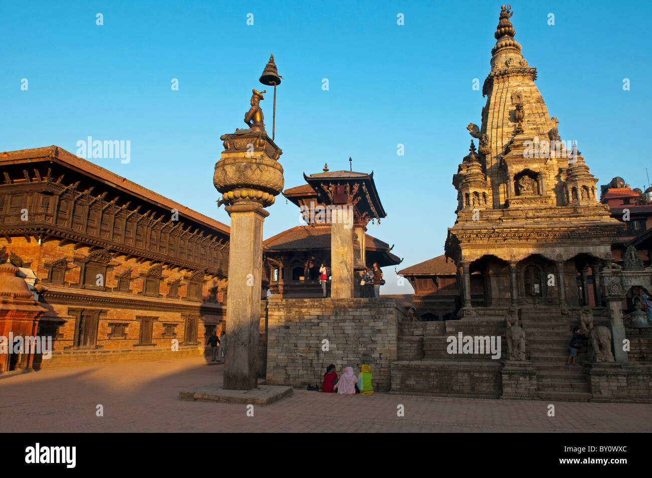 King Bhupatidra Malla Column and Vatsala Durga Temple in Durbar Square in ancient Bhaktapur, near Kathmandu, Nepal Stock Photo