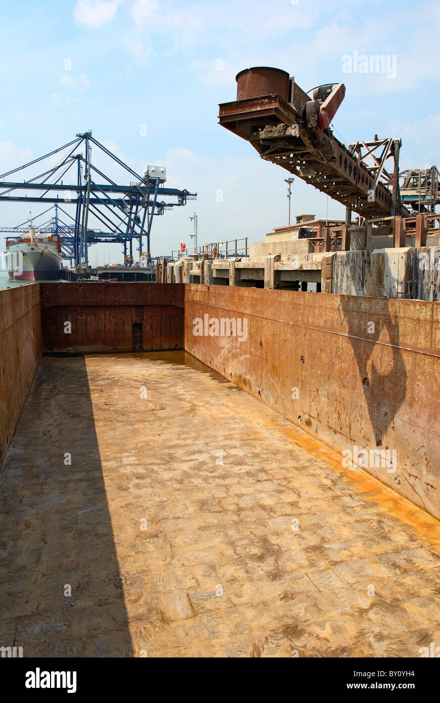 Barge loading feeder conveyor for aggregates export Kent UK Stock Photo