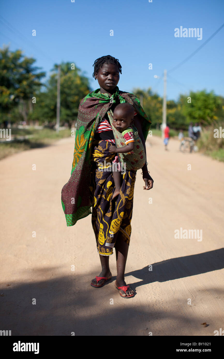 Poor Rural Mother Poor rural mother child mozambique hi-res stock photography and images ...