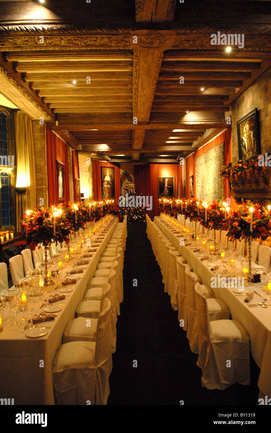 banqueting hall in Leeds Castle by candle light Stock Photo Alamy