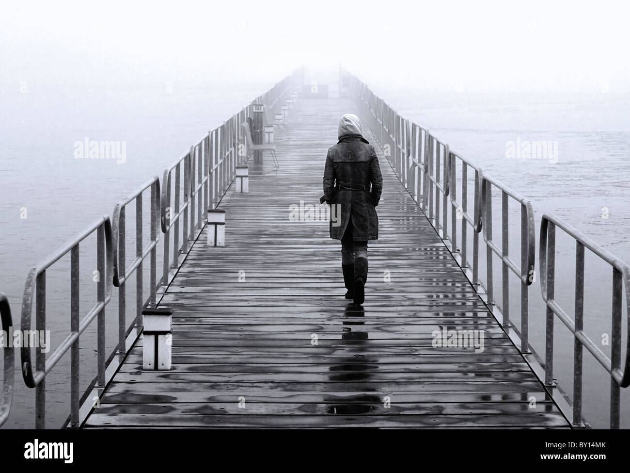 Вид никуда. Человек на мосту. Человек на пирсе. Одинокий человек на мосту. Одинокий парень.
