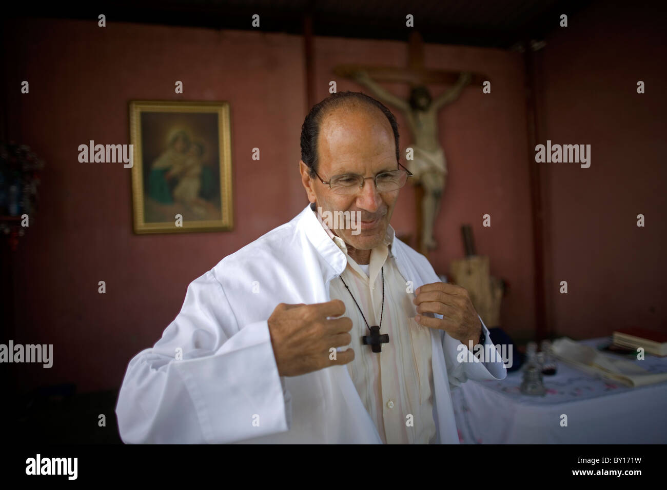 Catholic priest Alejandro Solalinde dresses before celebrating a mass in his shelter for migrants in Ixtepec, Oaxaca, Mexico. Stock Photo