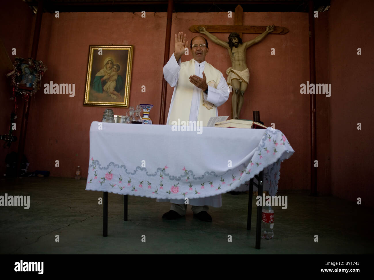 Catholic priest Alejandro Solalinde gives a mass in his shelter for migrants in Ixtepec, Oaxaca State, Mexico. Stock Photo