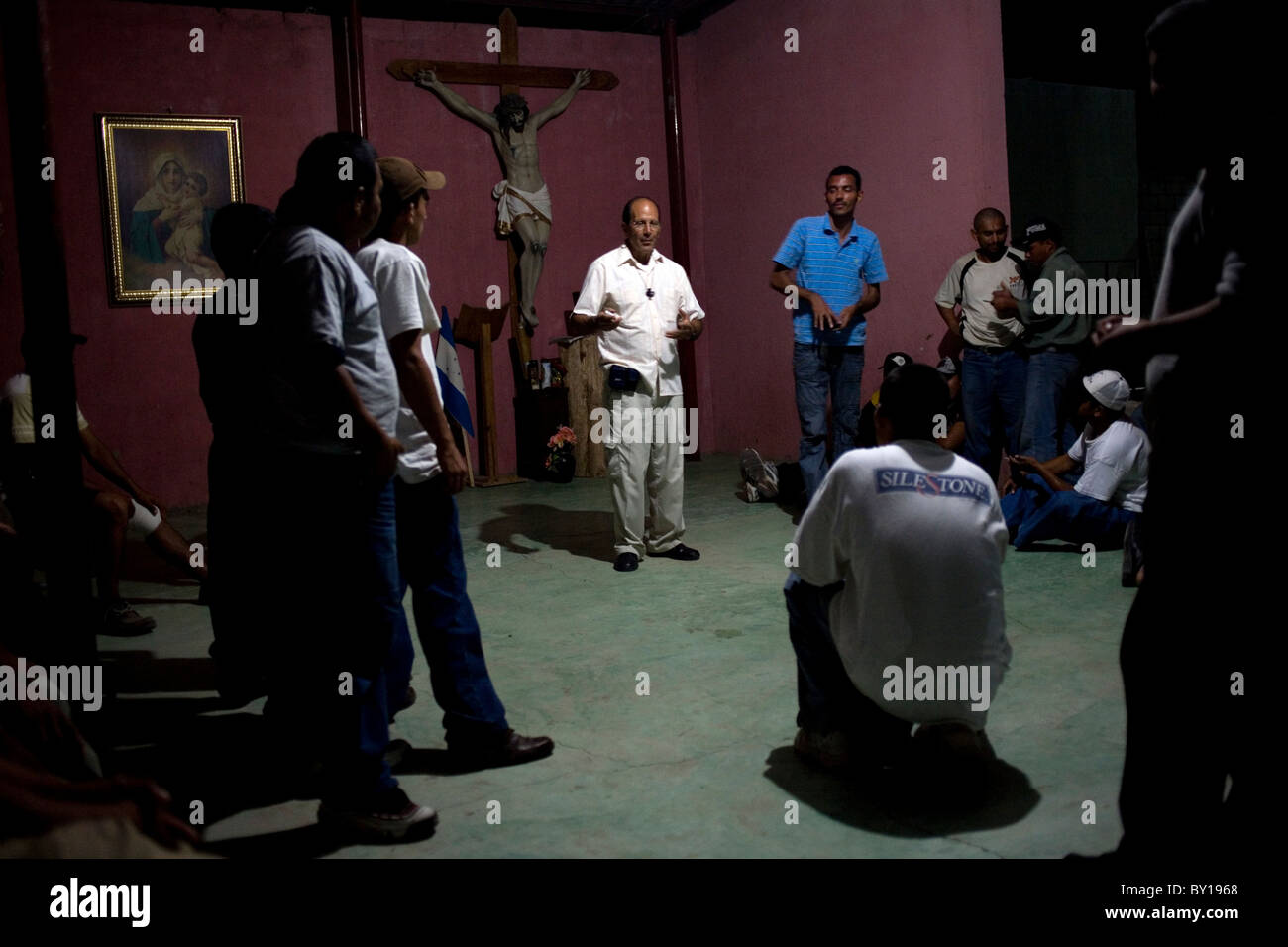 Catholic priest Alejandro Solalinde meets with immigrants at his shelter for migrants in Ixtepec, Oaxaca State, Mexico. Stock Photo