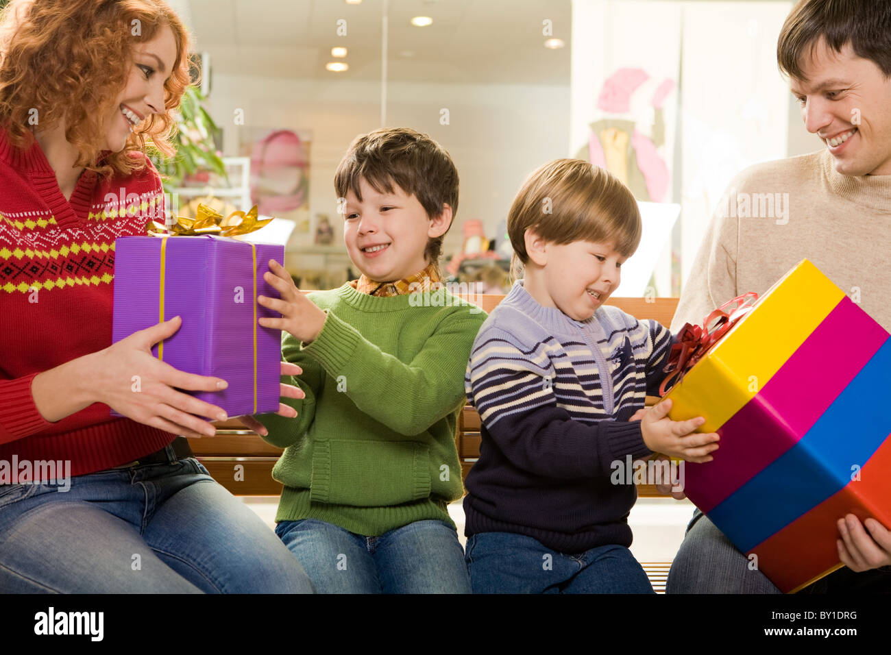 Преподнести родителям. Преподнести родителям. Преподнести родителям. Подарок женщине. Дарит подарок взрослому.