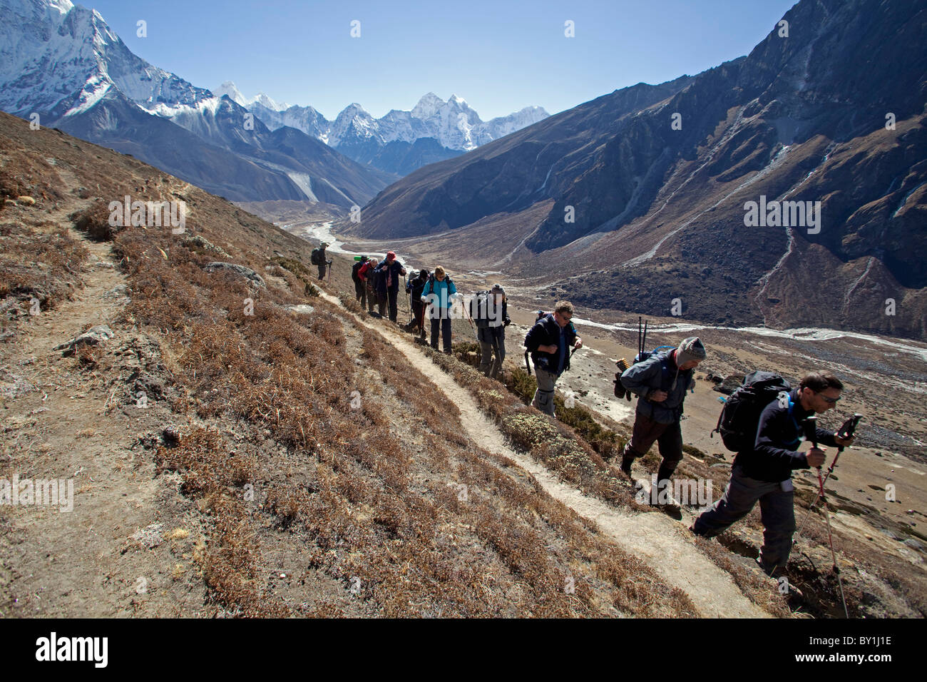 Nepal, Everest Region, Khumbu Valley.   Trekkers and Porters on the Everest Base Camp Trail alongside the Periche Valley Stock Photo