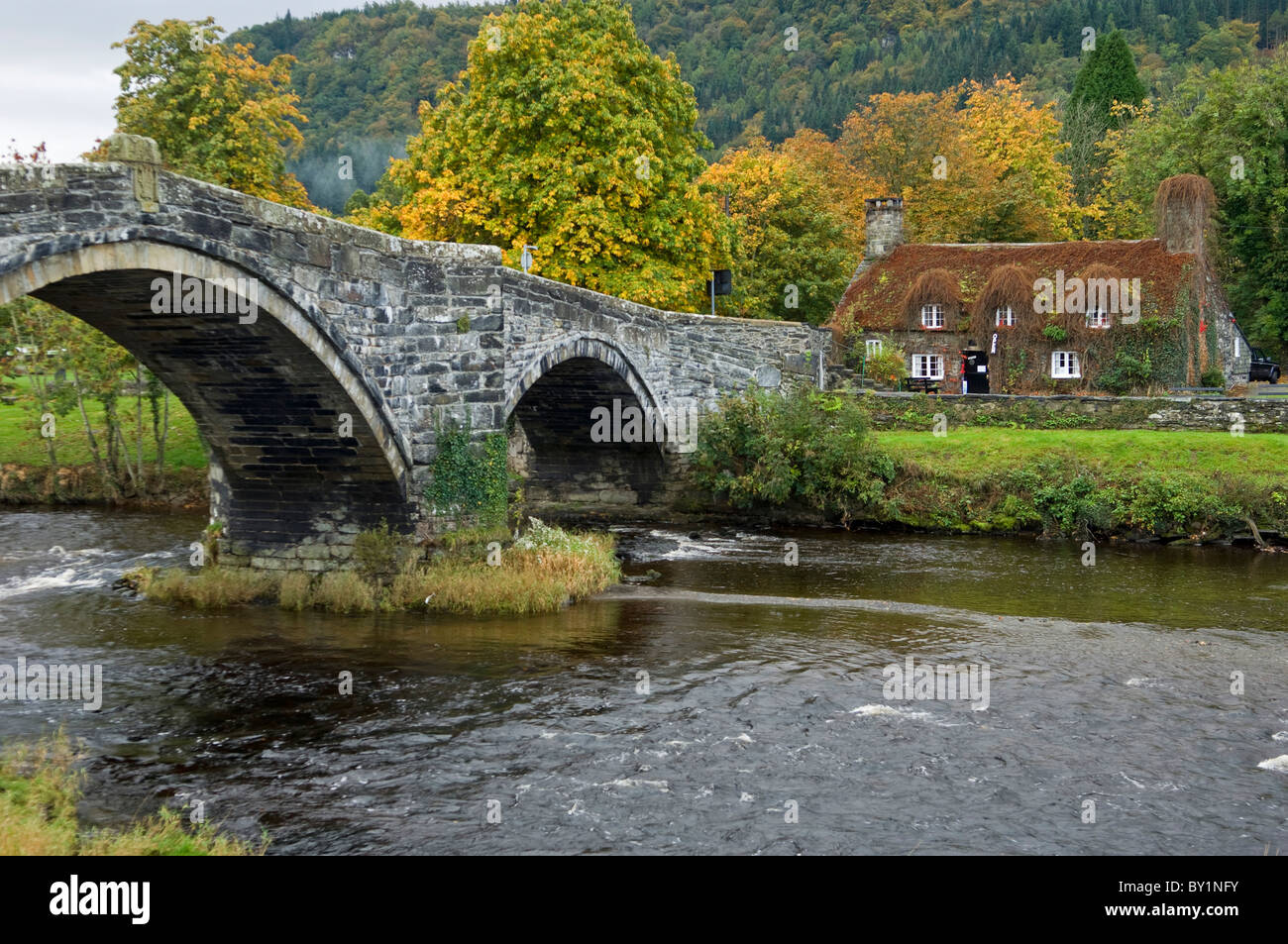 UK, North Wales, Llanrwst.  Beautiful old bridge built by Inigo Jones and the former Courthouse, now a tea-room. Stock Photo