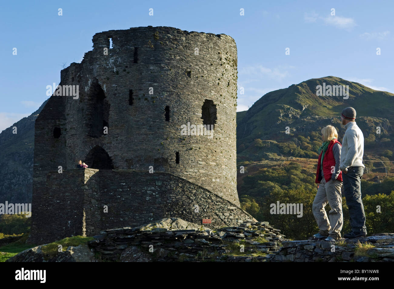 UK; North Wales; Snowdonia;  Couple sightseeing at Dolbadarn Castle, Llanberis. (MR) Stock Photo