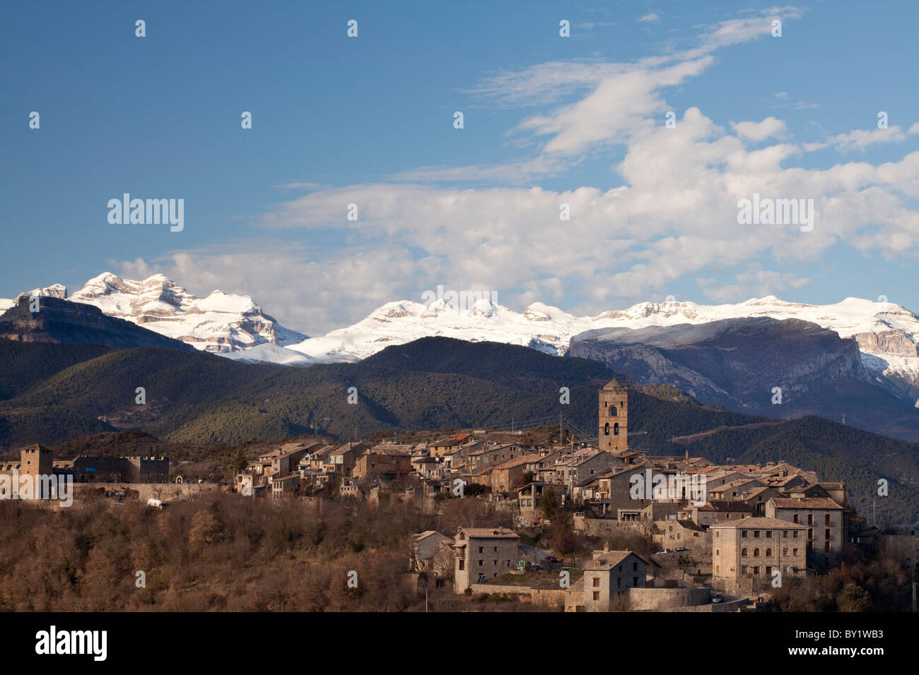 Village of Ainsa and Sorores peaks -Añisclo, Marboré and Monte Perdido-, Huesca, Spain Stock Photo