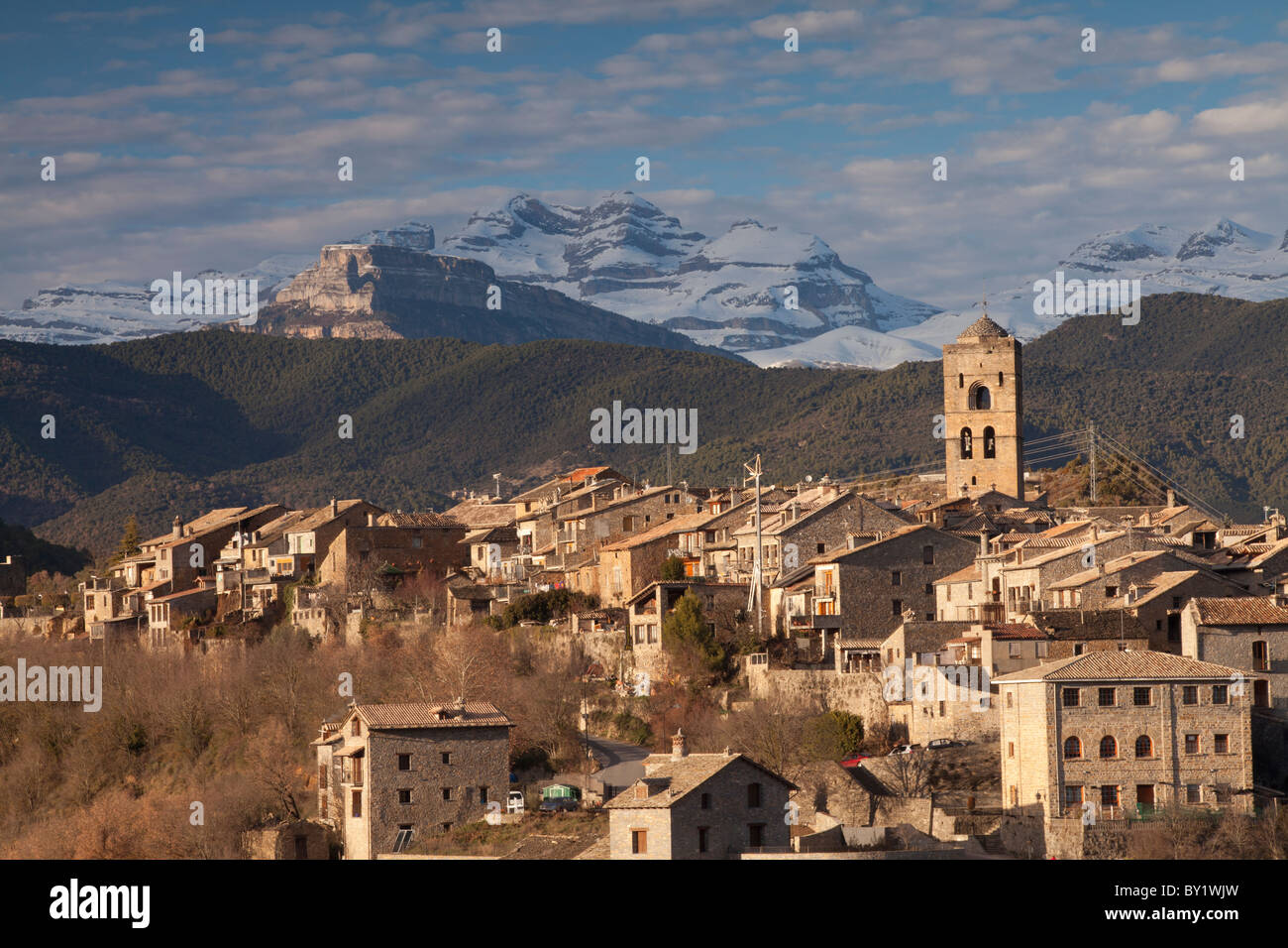 Village of Ainsa and Sorores peaks -Añisclo, Marboré and Monte Perdido-, Huesca, Spain Stock Photo