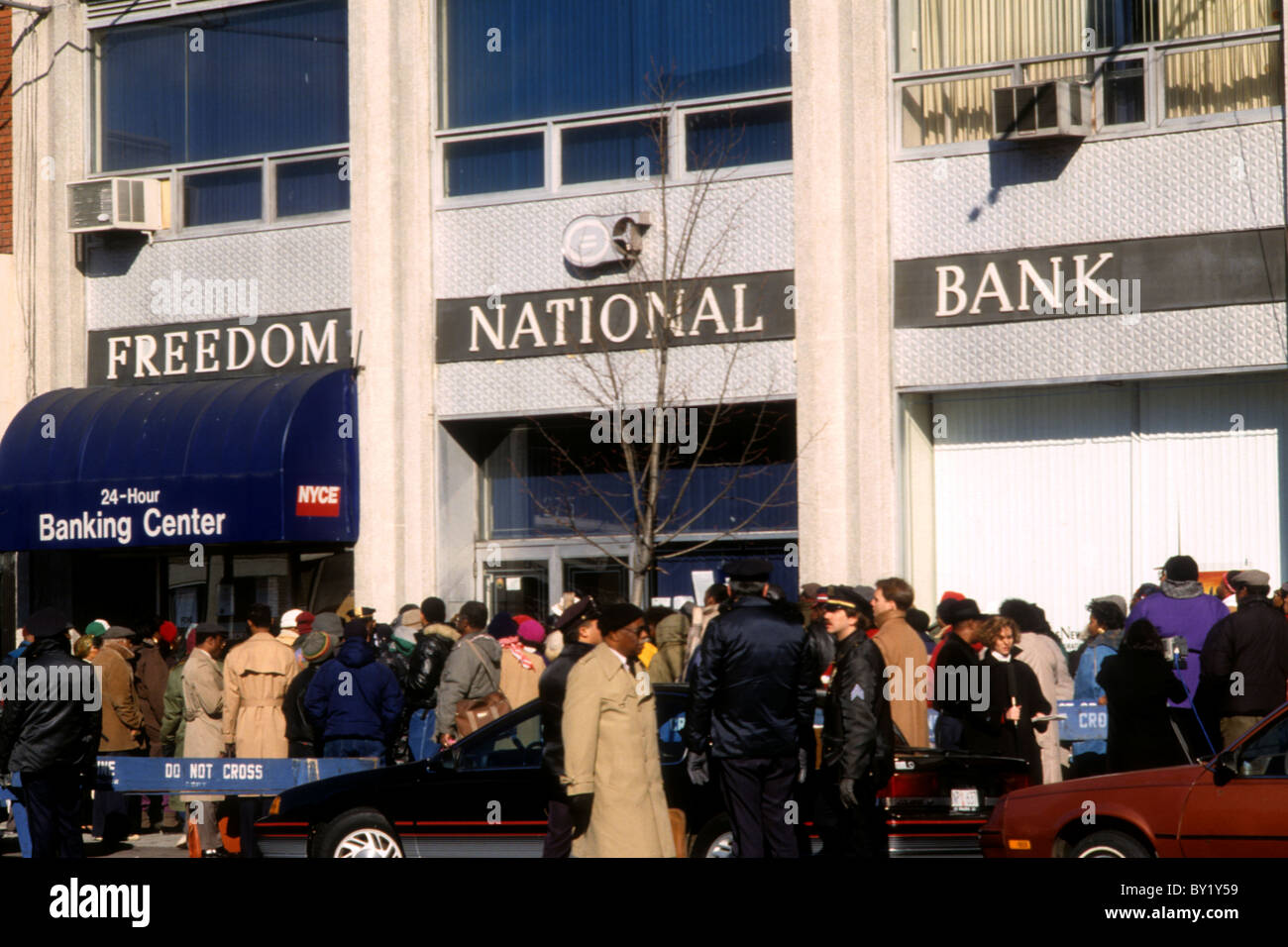 Hundreds of customers line up  to reclaim their money after regulators closed Freedom National BanK in NY Stock Photo
