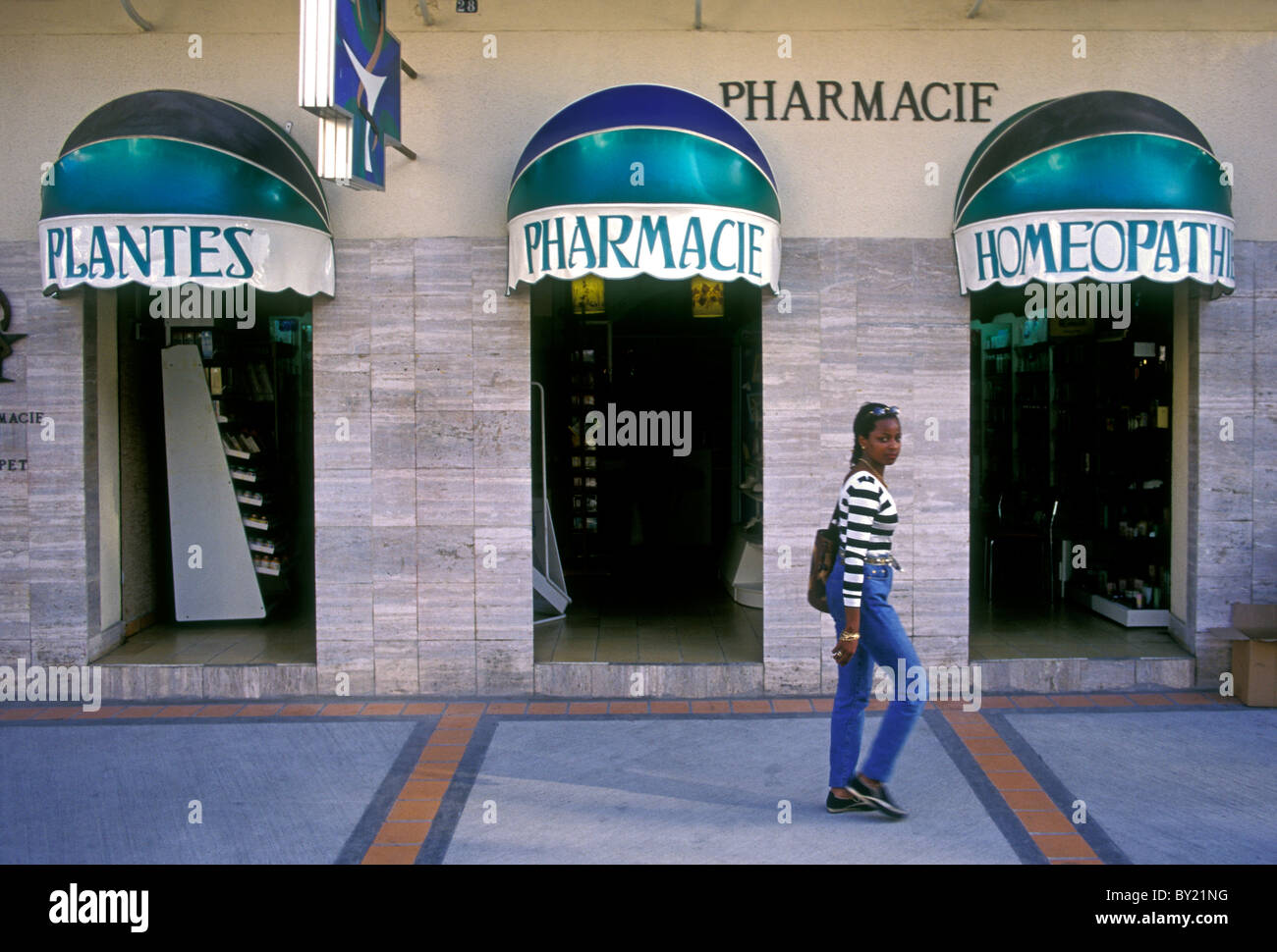 1, one, West Indian woman, adult woman, woman, pharmacy, pharmacie