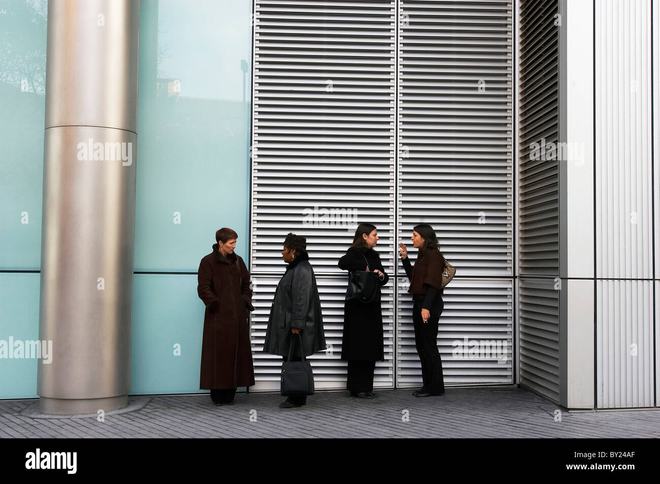 People smoking outside office hi res stock photography and images Alamy