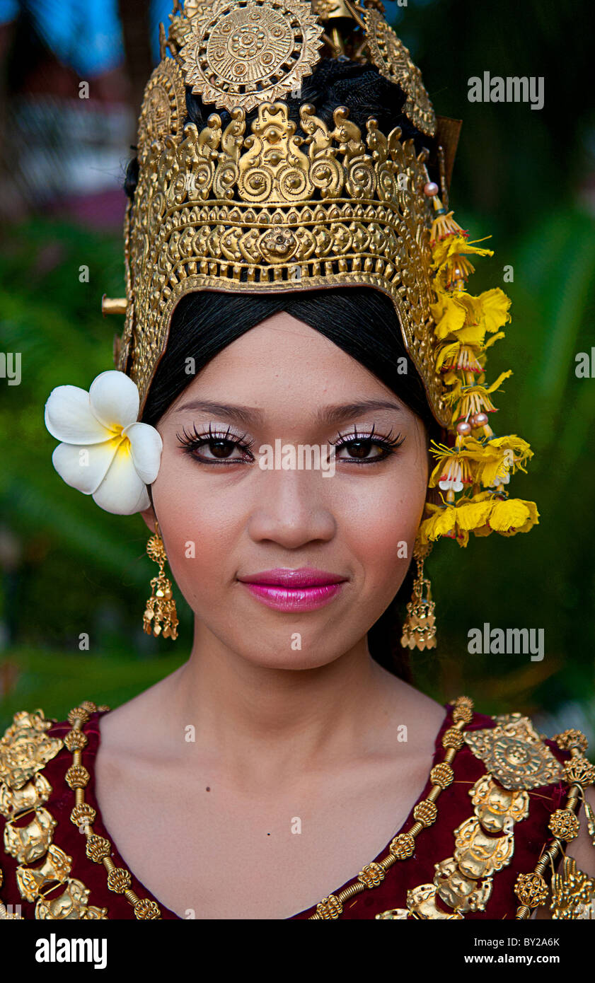 Dancer in native traditional gold ancient dance costume in Siem Reap